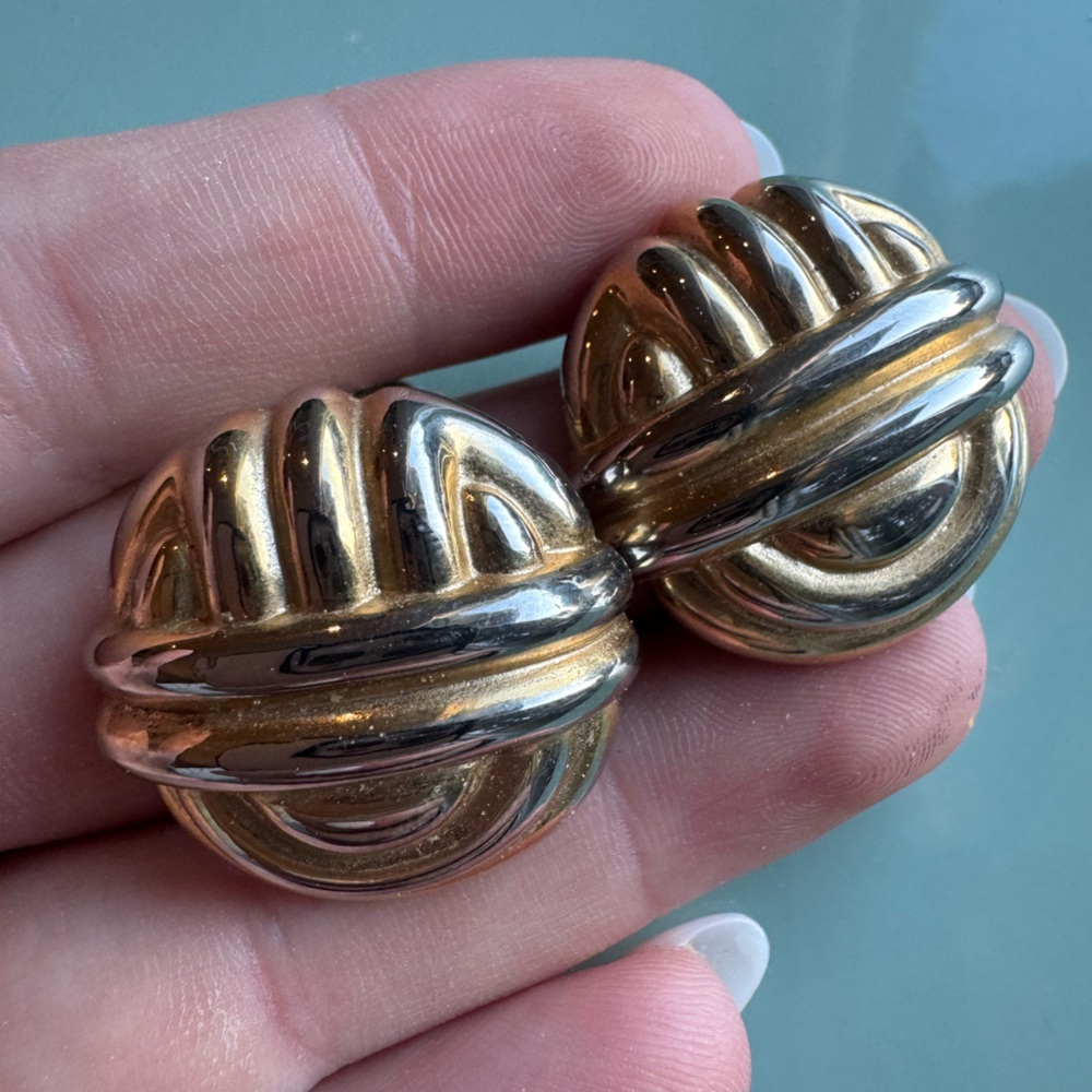 Beautiful gold tone vintage round clip on earrings